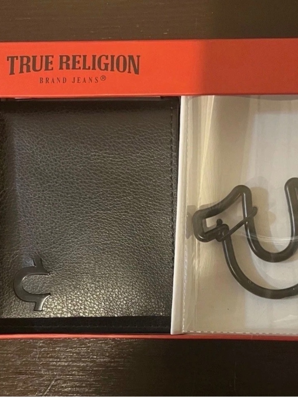 NWT TRUE RELIGION BLACK LEATHER BIFOLD WALLET & CARABINER SET